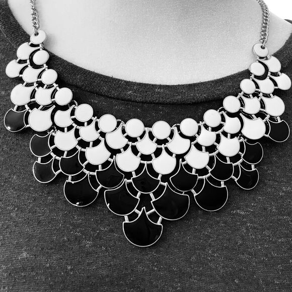BLACK AND WHITE VINTAGE ENAMEL NECKLACE - Picture 2 of 3